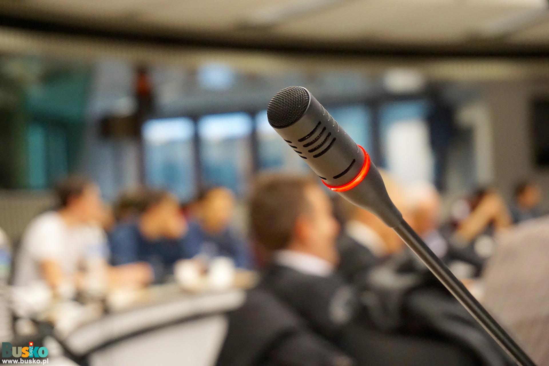 mikrofon w sali konferencyjnej
