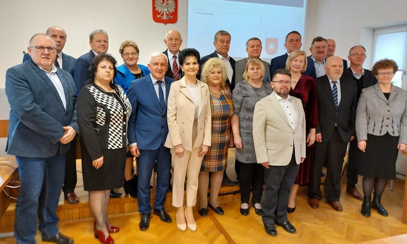 Radni Rady Miejskiej w Busku-Zdroju kadencji 2018 - 2023 wraz z Burmistrzem Waldemarem Sikorą