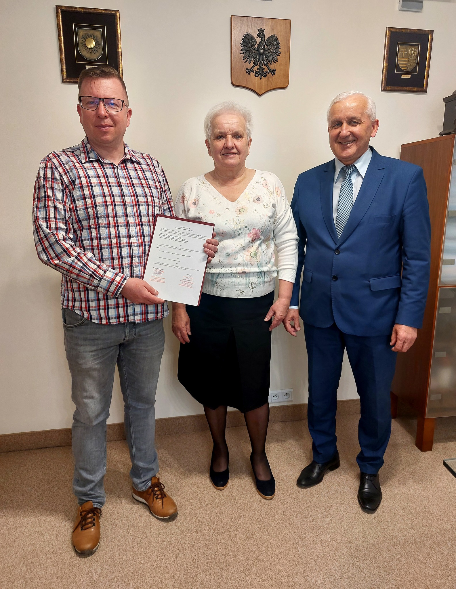 Burmistrz Waldemar Sikora wraz z prezesem OSP Danielem Stępniem i sołtys Bożeną Mierzwą