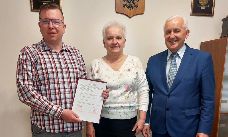 Burmistrz Waldemar Sikora wraz z prezesem OSP Danielem Stępniem i sołtys Bożeną Mierzwą