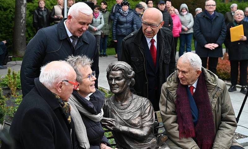 odsłonięcie ławeczki Krystyny Jamroz