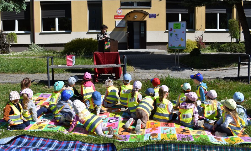 Kobieta wita zgromadzone dzieci