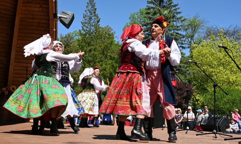 zespół folklorystyczny na scenie