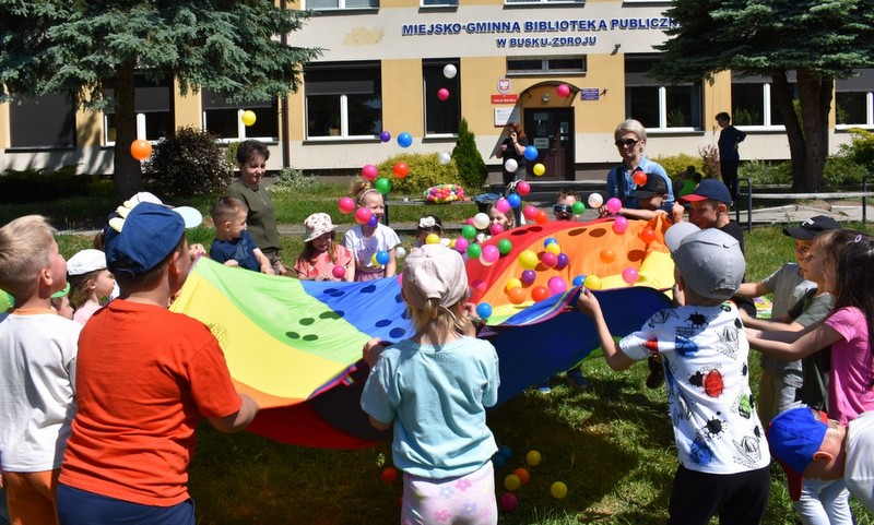 zabawa z chustą animacyjną