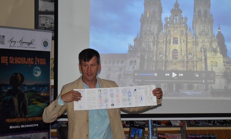 Maciej Młynarczyk prezentuje pamiątkę