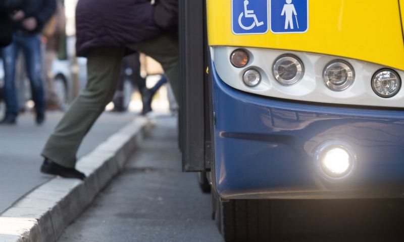 osoba wsiada do autobusu
