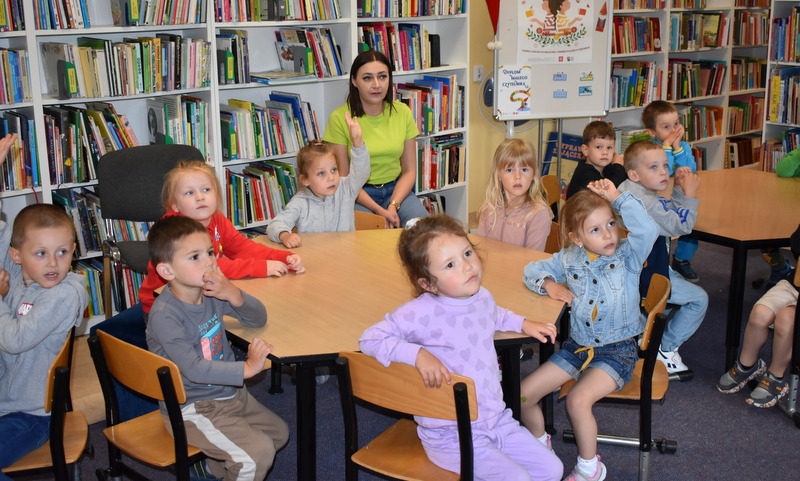 Dzieci siedza przy stoliku