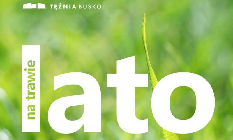 grafika promująca zajęcia wakacyjne z cyklu Lato na trawie, w tle zieleń parkowa
