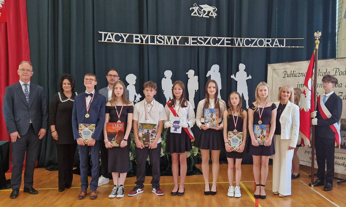 Uczniowi w towarzystwie burmistrza podczas zakończenia roku szkolnego
