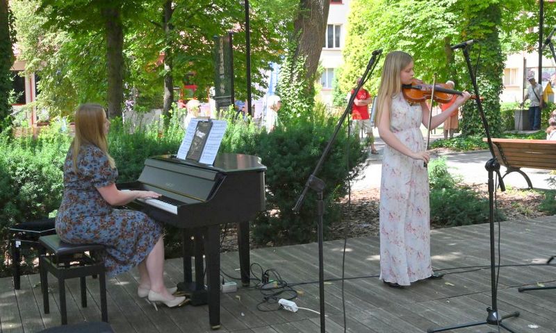 Młodzi muzycy na al. Mickiewicza