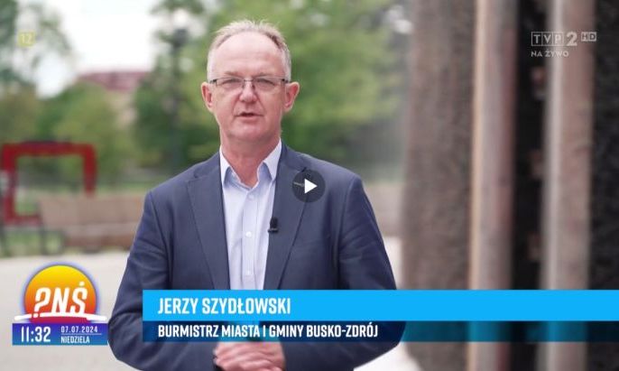 kadr z reportażu, burmistrz Jerzy Szydłowski na tle tężni