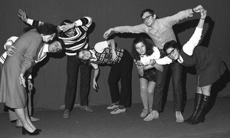aktorzy podczas próby teatru, czarno-biała fotografia
