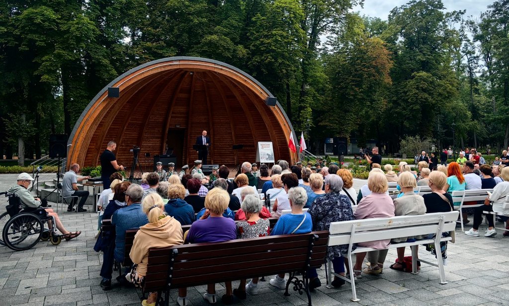 publiczność przed muszlą koncertową, na scenie muzycy