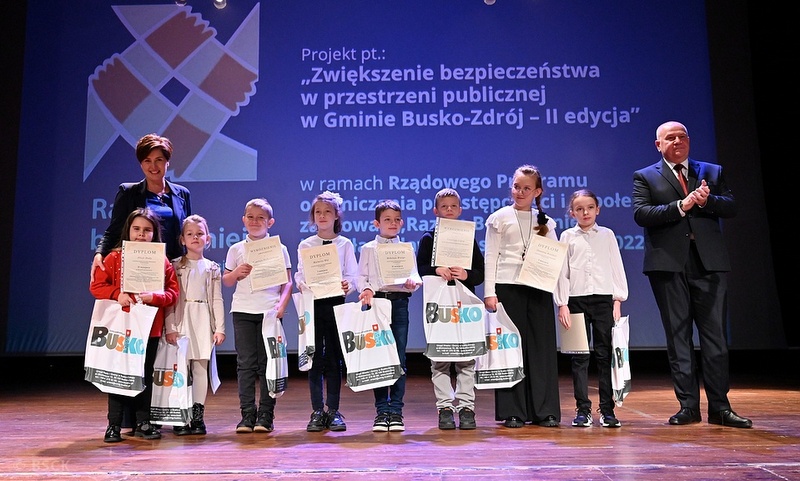 Nagrodzone dzieci wraz z opiekunką oraz burmistrzem Piotrem Kaczochą