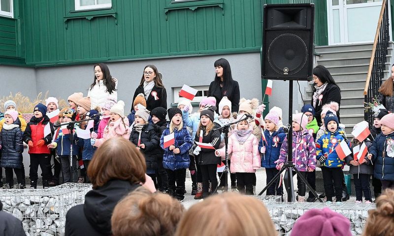 wspólne śpiewanie pieśni patriotycznych