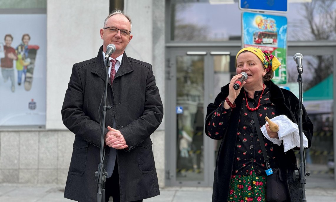 Kiermasz wielkanocny, przy mikrofonach burmistrz Jerzy Szydłowski oraz Aleksandra Imosa z Muzeum Wsi Kieleckiej w stroju ludowym