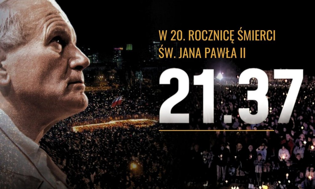 grafika promująca film, fotografia papieża Jana Pawła II, w tle widok wiernych ze zniczami