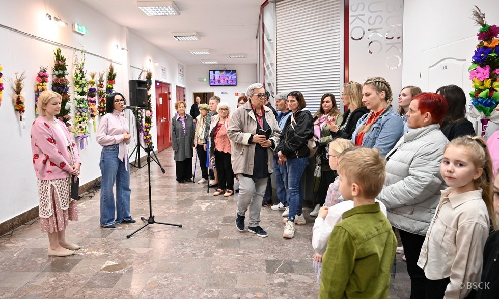 otwarcie wystawy palm wielkanocnych, uczestnicy w holu domu kultury