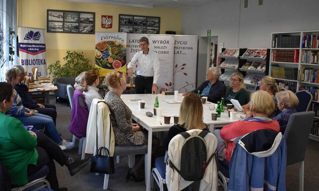 Zgromadzeni na spotkaniu słuchają wykladu
