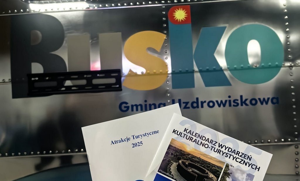 kapsuła z kinem sferycznym oraz materiały promocyjne
