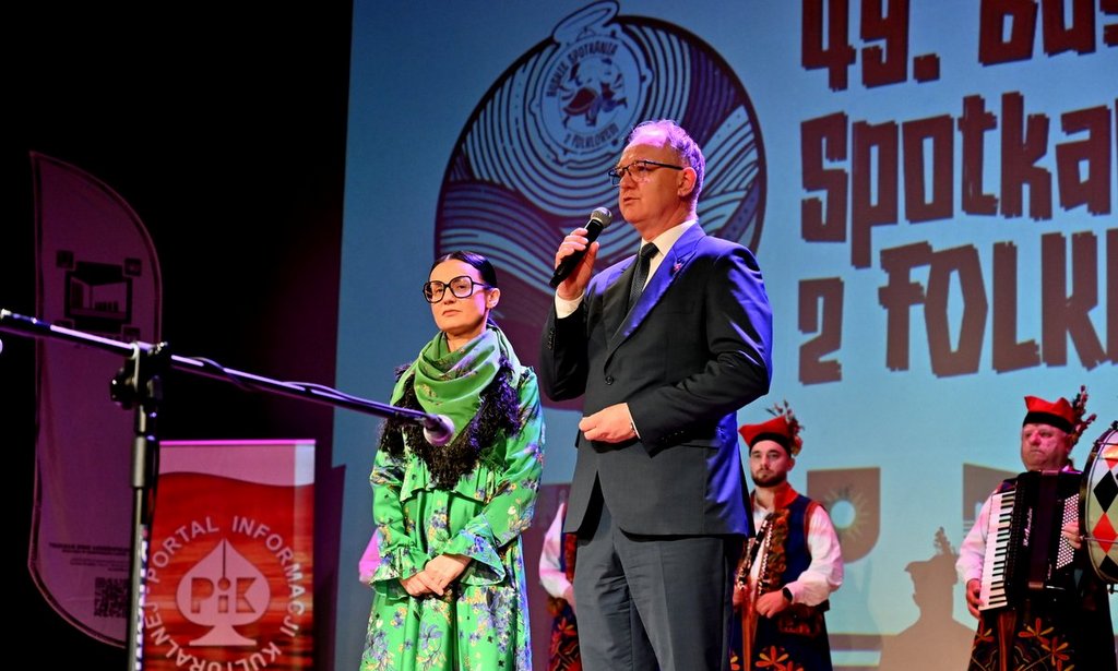 Burmistrz Jerzy Szydłowski ora Dyrektor BSCK Katarzyna Legawiec na scenie BSCK