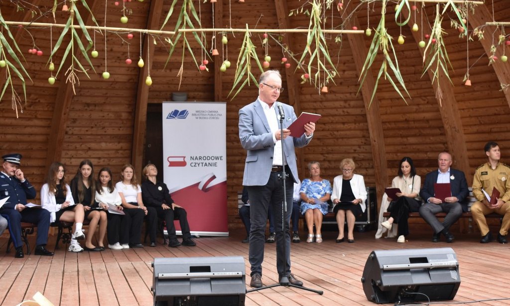 Burmistrz Jerzy Szydłowski rozpoczyna Narodowe Czytanie