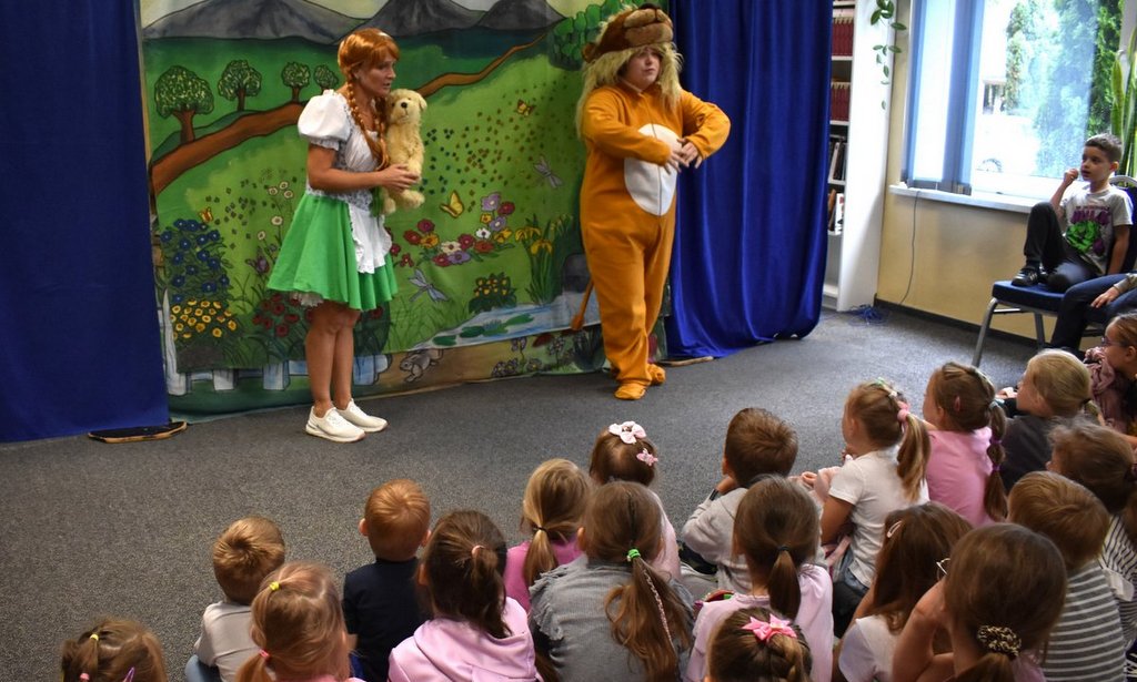 spektakl teatralny i jego aktorzy