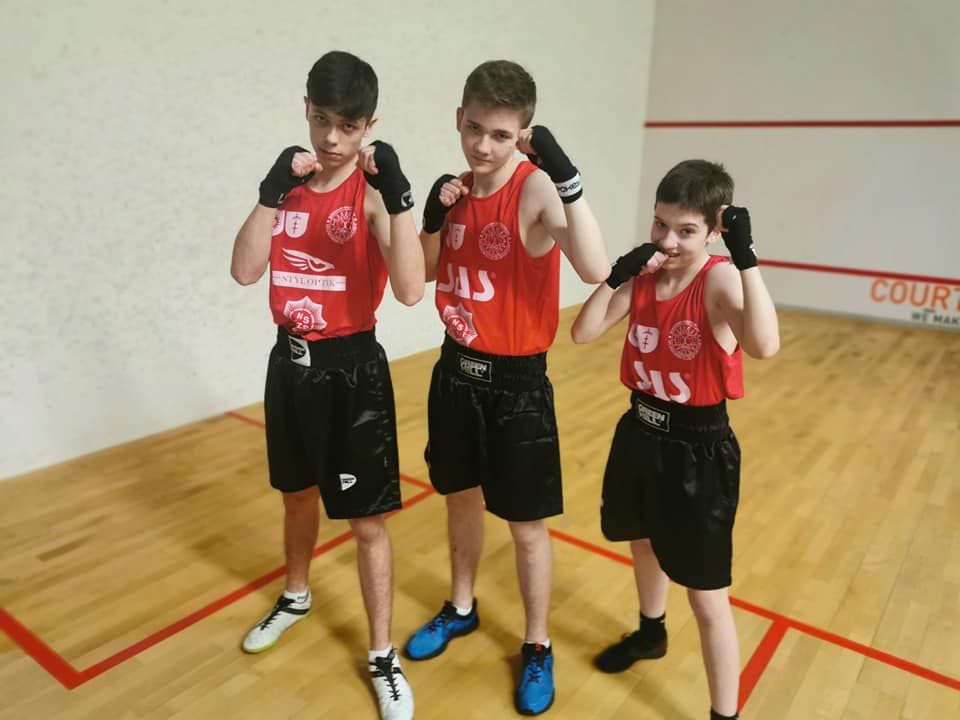 Zdjęcie przedstawia grupę zawodników Bokserskiego Międzyszkolnego Uczniowskiego Klubu Sportowego "Ring" w Busku-Zdroju 
