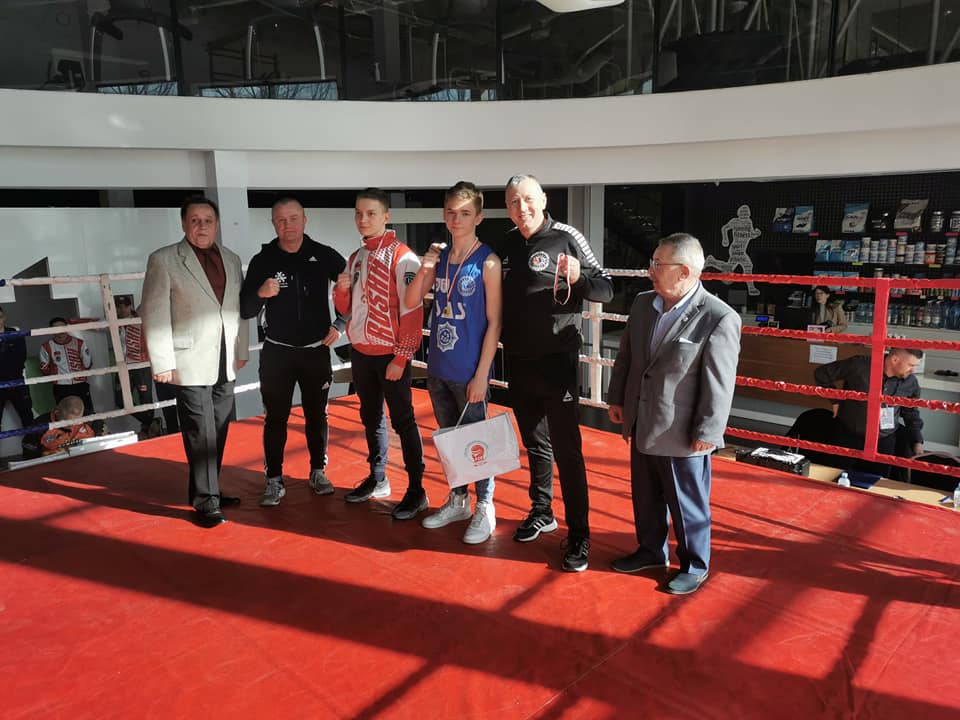 Zdjęcie przedstawia grupę zawodników Bokserskiego Międzyszkolnego Uczniowskiego Klubu Sportowego "Ring" w Busku-Zdroju 