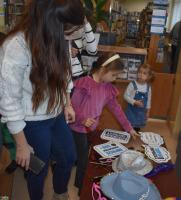 Dzieci-wybieraj-gadety-do-fotobudki