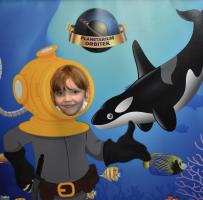 Dziewczynka-pozuje-do-zdjcia-w-pamitkowym-banerze