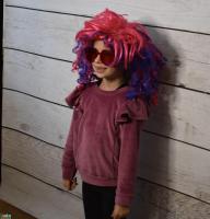 Dziewczynka-w-peruce-pozje-do-zdj