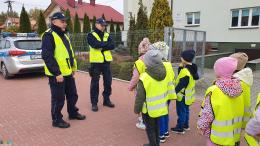 Uczniowie Zespołu Placówek Oświatowych w Kołaczkowicach, uczestniczący w prewencyjnej akcji terenowej 