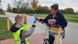 Uczniowie Zespołu Placówek Oświatowych w Kołaczkowicach, uczestniczący w prewencyjnej akcji terenowej 