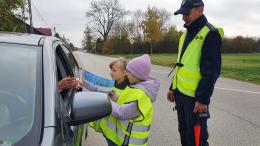 Uczniowie Zespołu Placówek Oświatowych w Kołaczkowicach, uczestniczący w prewencyjnej akcji terenowej 
