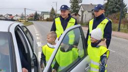 Uczniowie Publicznej Szkoły Podstawowej im. Jana Pawła II w Zbludowicach uczestniczący w prewencyjnej akcji terenowej 