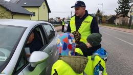 Uczniowie Publicznej Szkoły Podstawowej im. Jana Pawła II w Zbludowicach uczestniczący w prewencyjnej akcji terenowej 