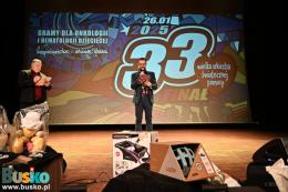 33. Finał WOŚP w Busku-Zdroju - dwóch mężczyzn prowadzących licytację na scenie