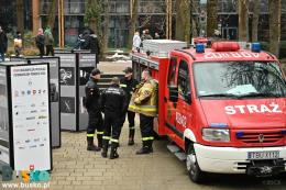 33. Finał WOŚP w Busku-Zdroju - widzowie i strażacy przy wozie strażackim