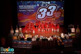 33. Finał WOŚP w Busku-Zdroju - młodzież w czerwonych strojach na scenie