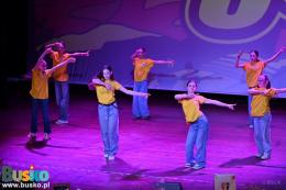 33. Finał WOŚP w Busku-Zdroju - młodzież tańcząca na scenie