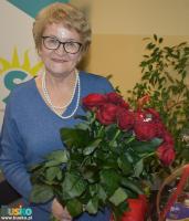 Pani-Maria-Mazur-trzyma-bukiet-kwiatow