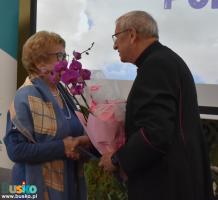 Pani-Maria-otrzymuje-kwiaty