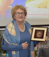 Pani-Maria-trzyma-w-doniach-prezent