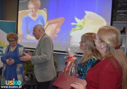 Pani-otrzymuje-podzikowania-i-prezent