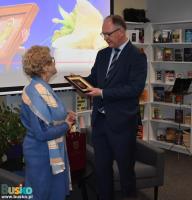 pani-Maria-otrzymuje-prezent