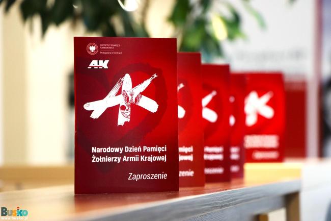 czerwone zaproszenia na Obchody Narodowego Dnia Pamięci Żołnierzy Armii Krajowej - Kielce, 14 lutego 2025 