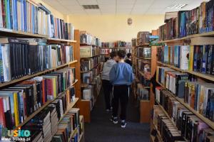 Dzieci oglądające księgozbiór biblioteczny