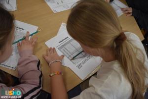 Dziewczynki pracują nad wykreślankami
