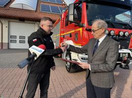 przekazanie kluczy do wozu strażackiego 